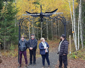 Kurjenrahkan kansallispuisto sai lauantaina arvoisensa portin. Lentävän kurjen on suunnitellut ja toteuttanut seppämestari Kristian von Pfaler (vas.) yhdessä Mikko Flemmingin ja Iikka Pyötsiän kanssa. Valtiovallan tervehdyksen toi ministeri Annikka Saarikko (kesk).