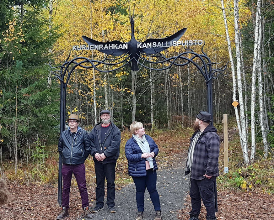 Kurjenrahkan kansallispuisto sai lauantaina arvoisensa portin. Lentävän kurjen on suunnitellut ja toteuttanut seppämestari Kristian von Pfaler (vas.) yhdessä Mikko Flemmingin ja Iikka Pyötsiän kanssa. Valtiovallan tervehdyksen toi ministeri Annikka Saarikko (kesk).