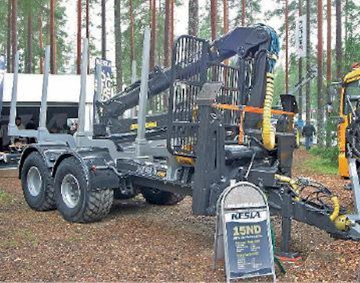 Kesla 15 ND -vaunu on tarkoitettu jatkettuun lähikuljetukseen. Kuormatilan poikkipinta-ala on 4,0 neliötä ja pituus kuusi metriä. Hydraulinen veto avustaa maastoliikkuvuutta 15 kN:n voimalla. Pyöräkoko on 560/60-22.5 ja kantavuus 15 tonnia. Kesla 600T-kuormain yltää 10,3 metriin ja nostovoimaa löytyy 1350 kg / 4 m. Valmistaja Kesla Oyj, Joensuu. (HH)