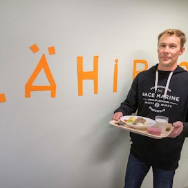 Marko Viitasaari kävi keskiviikkona tutustumassa, kun Lehtimäen Taimelan koululla lähiruokapäivässä syötiin tilan naudanlihasta valmistettua jauhelihakastiketta.