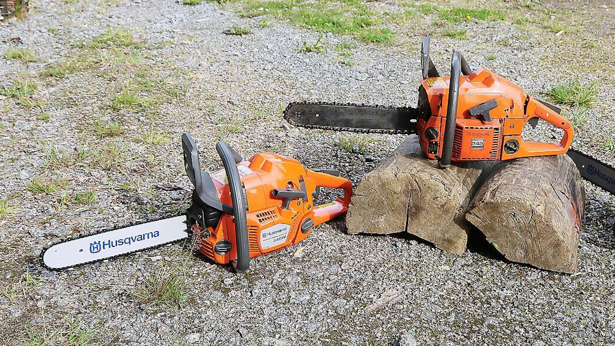 Moottorisahavalmistaja Husqvarna siirsi mallistonsa painopistettä kevyempien sahojen suuntaan 70-luvun lopulla esitellyllä 44-kuutioisella 444SE -mallillaan. Sen jälkeen mallisto modernisoitui ja 90-luvun alussa olikin pinon kunkuksi tullut klassinen 242-malli. Se oli tärkeä lenkki seuraavaan, eli 300-sarjaan kuuluneeseen 346XP-malliin siirtymisessä.
