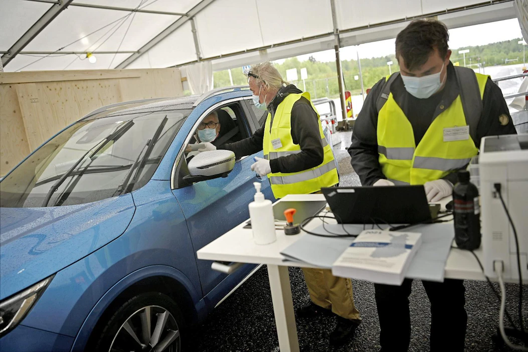 Pentti Rintala äänesti Malmin lentokentän drive-in -äänestyspaikalla Helsingissä.