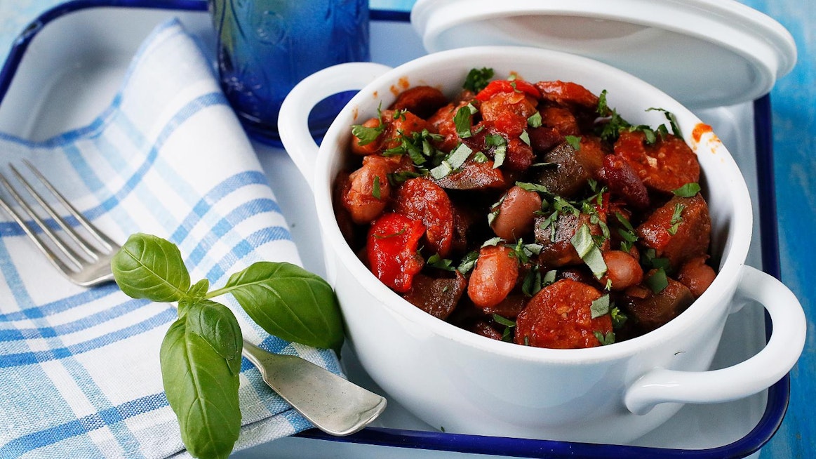 Papu-makkarapadassa on meksikolaista aromia. Papujen ja rasvaisten makkaroiden makuliitto on saumaton.
