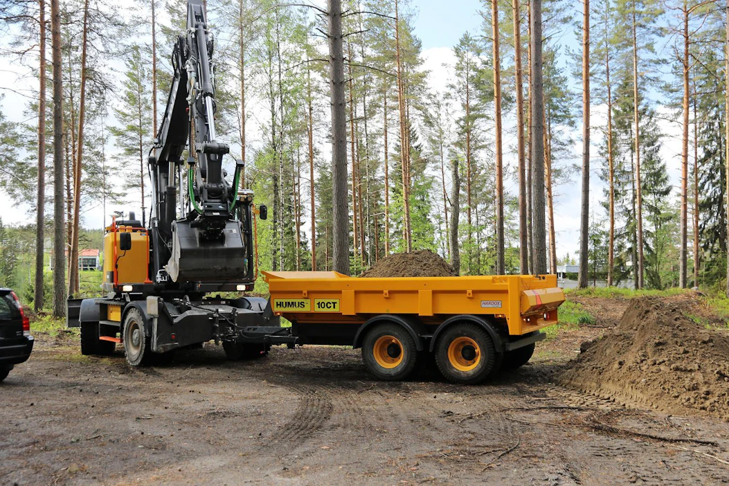 Ajoneuvolain mukaan moottorityökone on työkone, joka ei rakenteensa vuoksi sovellu kuljetukseen, joten tavarankuljetus kuuluisi tehdä erillisellä ajoneuvolla.