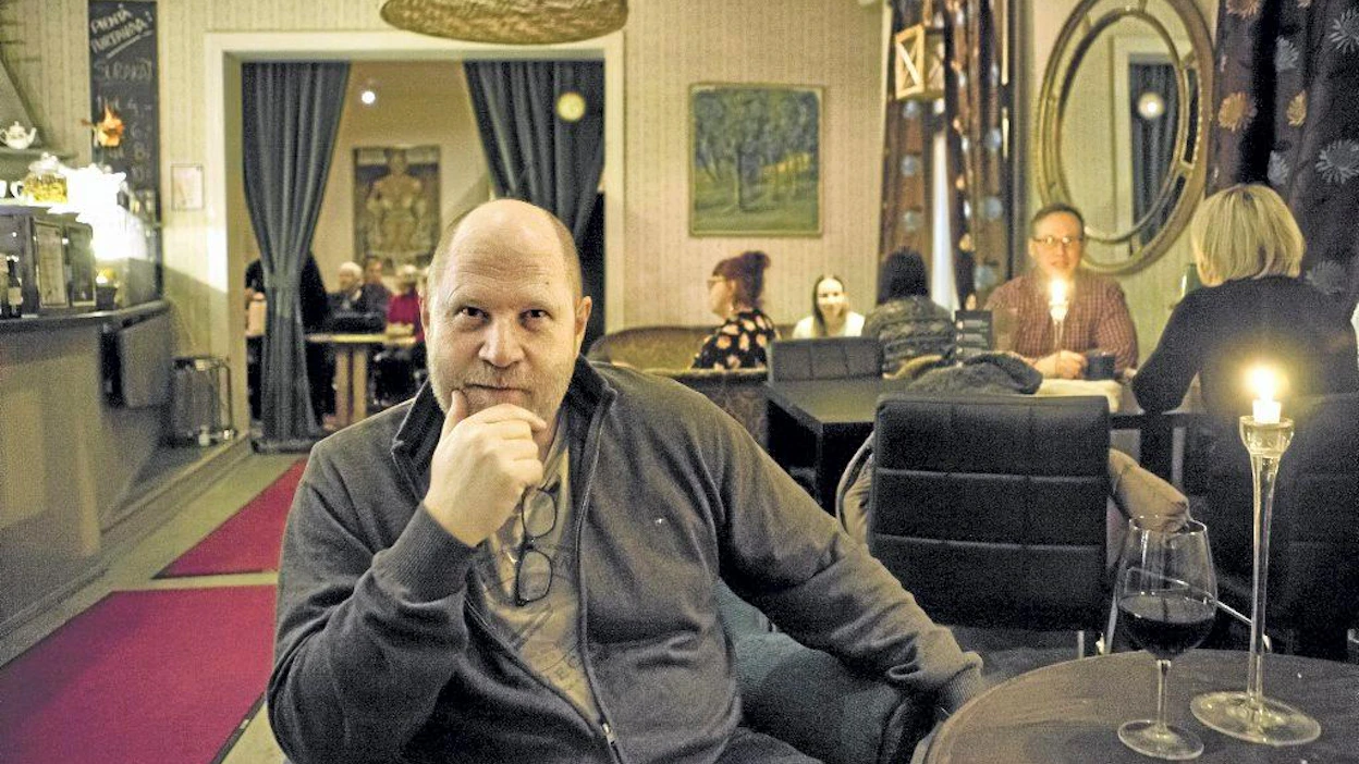 Markku Pölönen aikoo muuttaa pian Joensuuhun, koska elämä kaupungissa on helpompaa kuin maalla. Hän viihtyy silloin tällöin myös ihmisten parissa kaupungin puutalokorttelin kuppilassa.