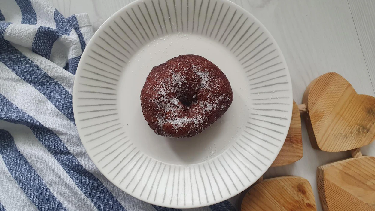 Kotitekoisen munkin hinnaksi tulee 20 senttiä, mutta lopputulos on uppopaistajan kokemattomuuden vuoksi varsin rasvainen.