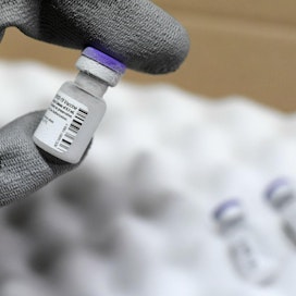 Rokotteita toimitetaan ympäri Suomen viidelle sairaanhoidon erityisvastuualueelle, ja rokotusten on määrä alkaa yliopistosairaaloissa tämän viikonlopun aikana. Lehtikuva/AFP