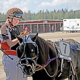 Raviurheilu ja ponien kanssa tekeminen kasvattavat pinnaa, uskoo nuori raviurheilija Viivi Mäki-Jaakkola.