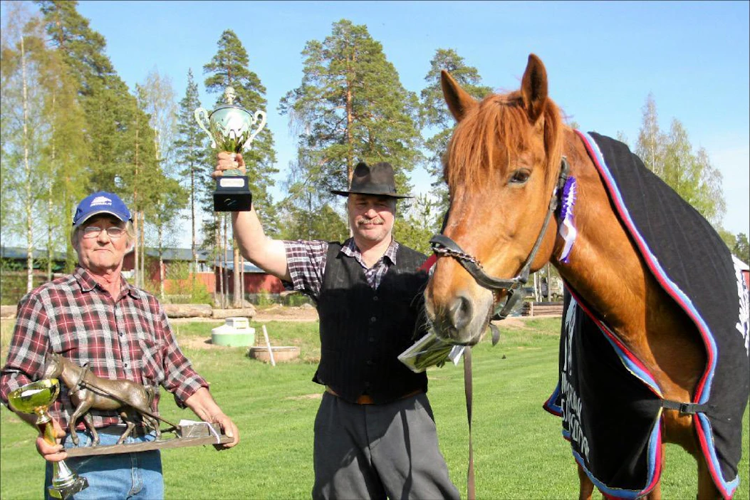 Entinen omistaja Veikko Herranen, nykyinen omistaja ja ohjastaja Matti Pakarinen sekä itse mestari Leonida hukutettiin palkintoihin. Tamma voitti peräti kolme loimea! Satu Pitkänen