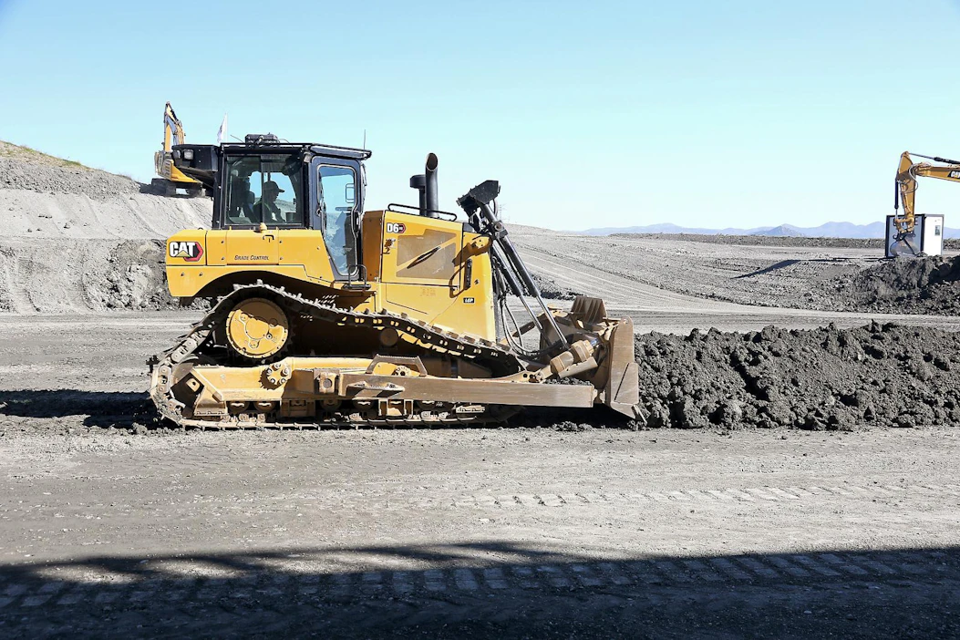 Cat D6-puskutraktorin voi nyt hankkia myös sähköisellä voimansiirrolla. Polttoainetehokkuuden mainitaan olevan 35 % parempi kuin perinteisessä mallissa.