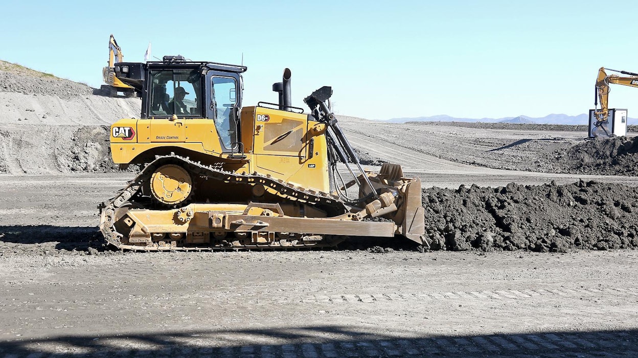 Cat D6-puskutraktorin voi nyt hankkia myös sähköisellä voimansiirrolla. Polttoainetehokkuuden mainitaan olevan 35 % parempi kuin perinteisessä mallissa.