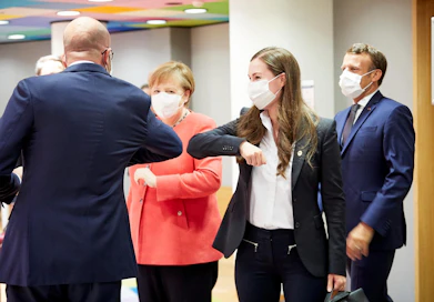 Pääministeri Sanna Marin ja Saksan liittokansleri Angela Merkel tervehtivät Eurooppa-neuvoston puheenjohtajaa Charles Micheliä.