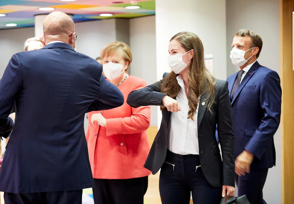 Pääministeri Sanna Marin ja Saksan liittokansleri Angela Merkel tervehtivät Eurooppa-neuvoston puheenjohtajaa Charles Micheliä.