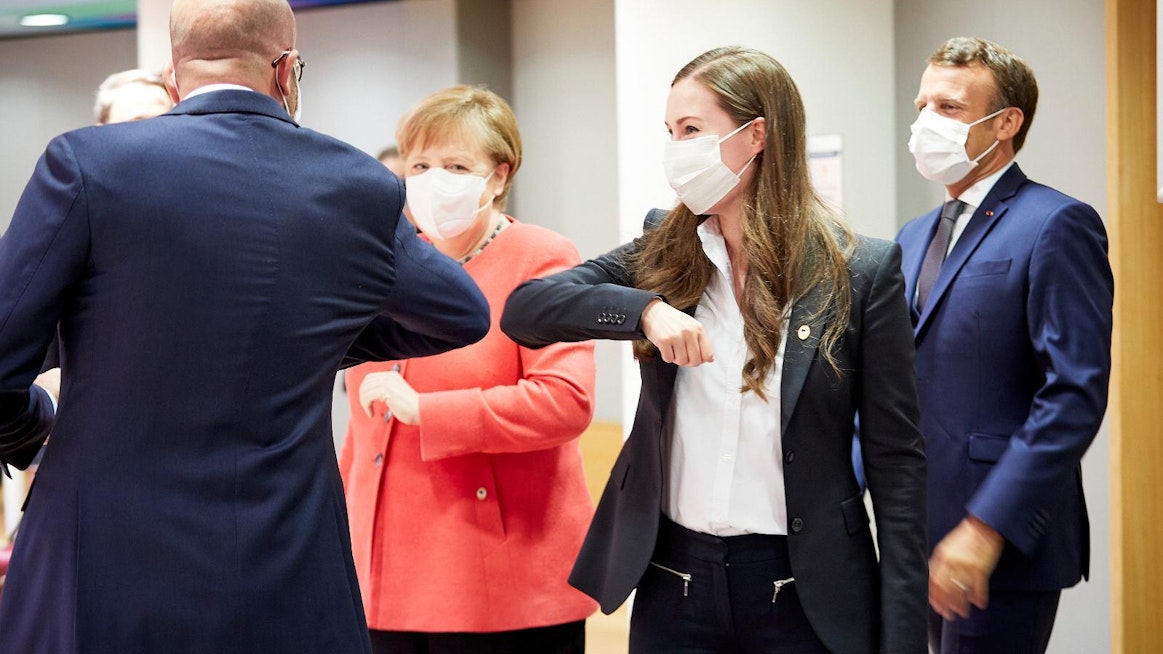Pääministeri Sanna Marin ja Saksan liittokansleri Angela Merkel tervehtivät Eurooppa-neuvoston puheenjohtajaa Charles Micheliä.