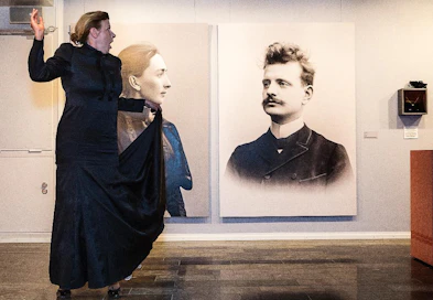 Näyttelijä Marika Sampio-Utriainen eläytyy Aino Sibeliuksen rooliin Järvenpään taidemuseossa. Hän kertoo kovasta elämästä, puutarhanhoidosta ja Sibeliusten liitosta.
