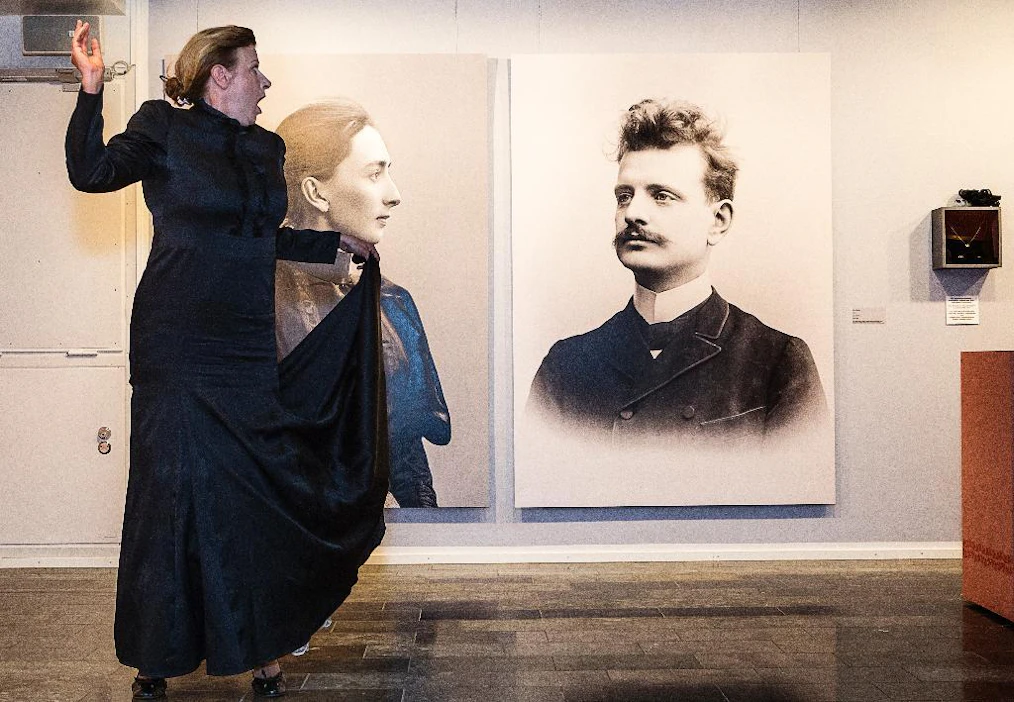 Näyttelijä Marika Sampio-Utriainen eläytyy Aino Sibeliuksen rooliin Järvenpään taidemuseossa. Hän kertoo kovasta elämästä, puutarhanhoidosta ja Sibeliusten liitosta.