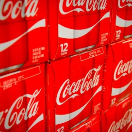 Tavallinen Coca-Cola-monipakkaus maksaa Seattlessa nyt 7,35 dollaria enemmän kuin samanlainen pakkaus sokeritonta Coke Zeroa, kertoo Kiro 7.