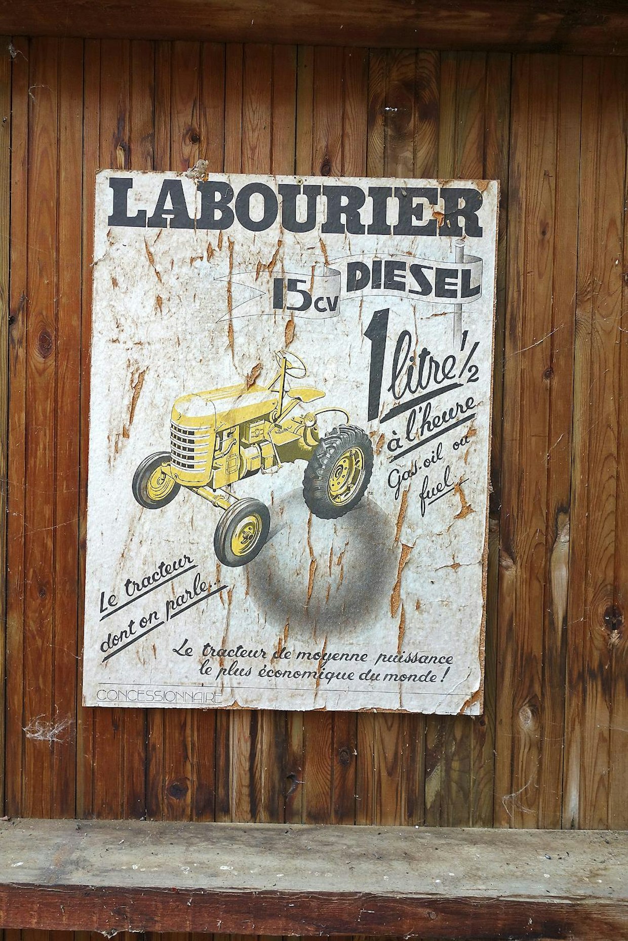 Museossa on kymmenittäin vanhoja mainostauluja. Labourier on vanha ranskalainen yritys, joka jo sodan aikana näki mahdollisuutensa traktorinvalmistuksessa. 1950-luvulla Labourier valmisti lähinnä pieniä15–70 hevosvoimaisia traktoreita. Yleisestä linjasta poiketen Labourierin traktorinvalmistus päättyi vasta vuonna 1978.
