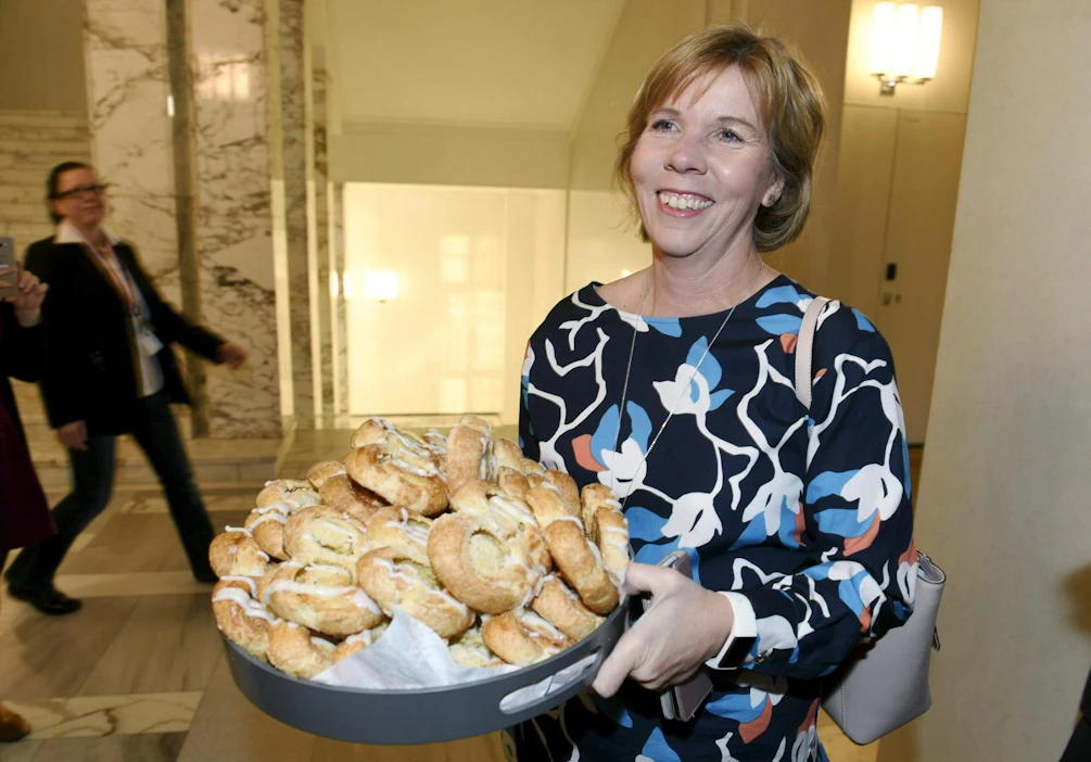 RKP:n Anna-Maja Henriksson toi ystävänpäivätarjoilua perustuslakivaliokunnan kokoukseen.