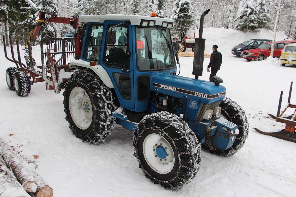 Nelivetotraktorista, kevyestä kourakuormaimesta ja teliperävaunusta tuli vallitseva hankintapuiden ajoyhdistelmä 80-luvulla. Nyt kuorma liikkui jo melko hankalissakin olosuhteissa, eikä kuljettajaa viluttanut, mutta alhaalle sijoitetut muoviset tankit ja muut vastaavat uudistukset eivät olleet metsäkäytön kannalta hyvästä.