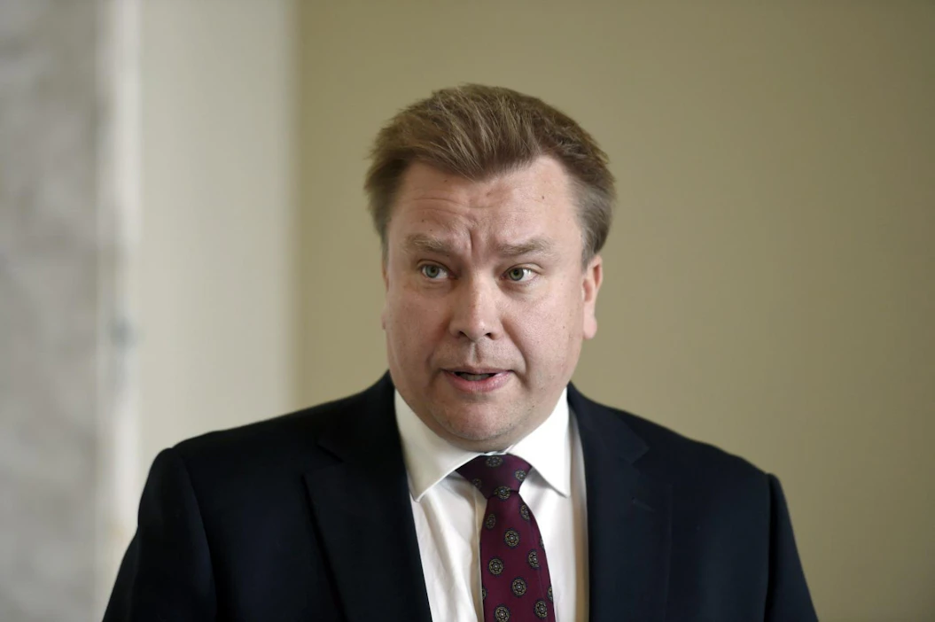 Puolustusministeri Antti Kaikkonen (kesk.) on keskustellut asiasta presidentti Sauli Niinistön kanssa. LEHTIKUVA / EMMI KORHONEN