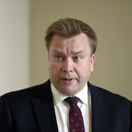 Puolustusministeri Antti Kaikkonen (kesk.) on keskustellut asiasta presidentti Sauli Niinistön kanssa. LEHTIKUVA / EMMI KORHONEN