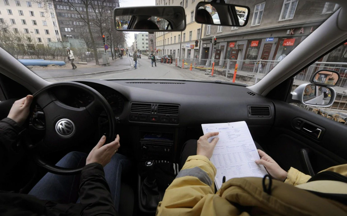 KKV:n mukaan Uudenmaan autokouluyhdistys ja kuusi sen hallitukseen kuulunutta autokoulua kannustivat autokouluja korottamaan hintoja. Kuvituskuva. LEHTIKUVA / MARKKU ULANDER