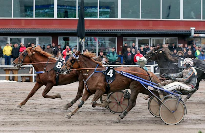 A.T. Visku (nro 8) rutisti johtaneen Pyörylän Paronin (nro 4) rinnalta voittoon.