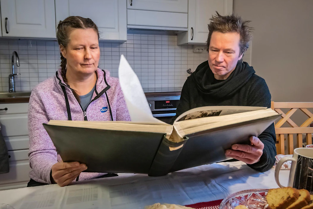 Lypsykarjatilan emäntä Birgit Huusko ja toimittaja Jouni Hirn ovat serkuksia, paljasti dna-testi. Tässä selataan perhealbumia.