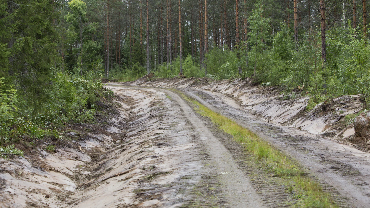 Ilman toimivaa tieverkostoa metsäteollisuuden raaka-ainetta ja lämmitykseen tarvittavaa energiapuuta ei saada metsistä liikkeelle.