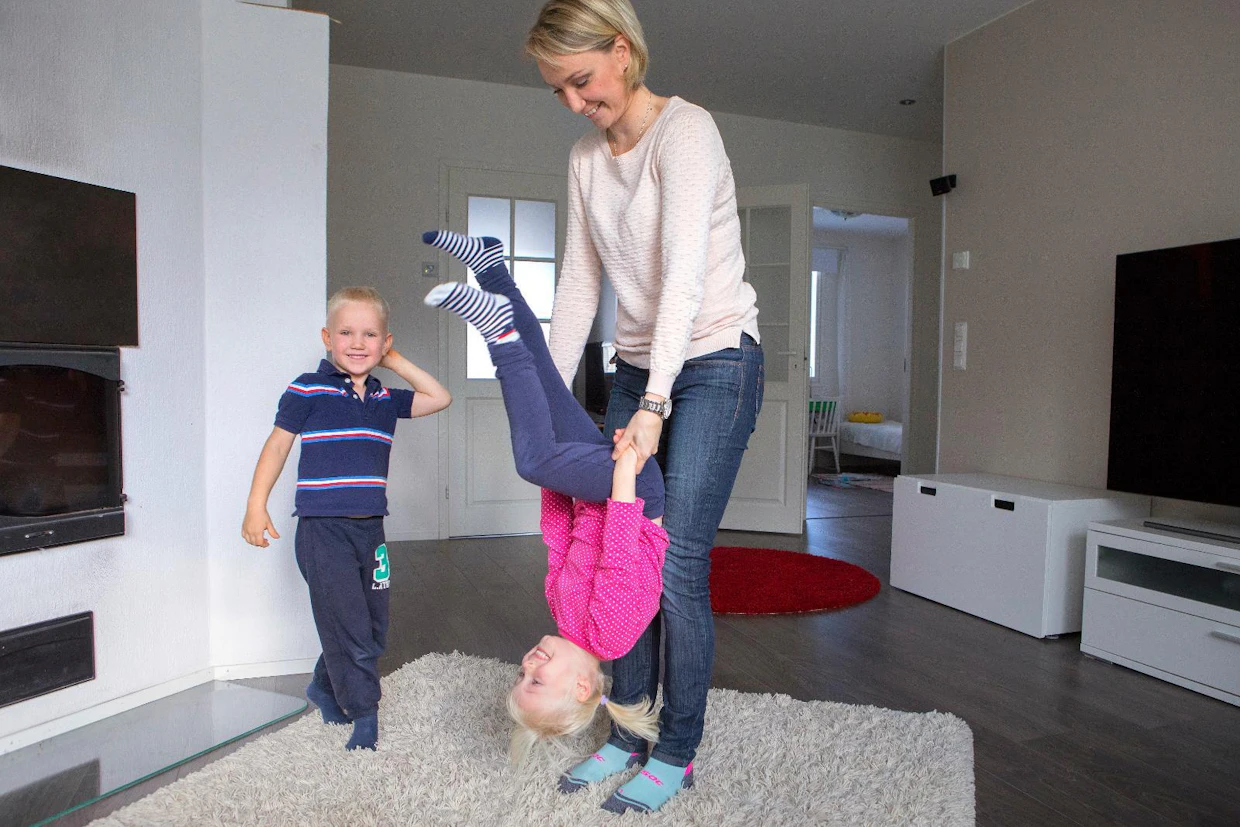 Koska yhteyksien luominen matkanjärjestäjiin vie aikaa, on Noora Kokko tehnyt ensimmäisen yrittäjävuotensa aikana myös paljon muita töitä. Aikaa on silti jäänyt myös lasten kanssa olemiseen.