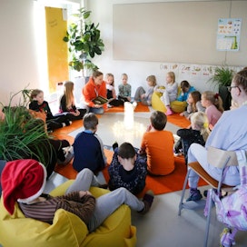 Lappeenrantalaisen Pontuksen koulun 3-luokkalaisia opettava Hanna Järvelä on luonut lukuhetkeä varten &quot;nuotiopiirin&quot;.