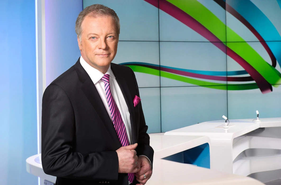 Ylen uutisankkuri Matti Rönkä astelee televisiokameroiden eteen aina huomaamattoman tyylikkäänä.