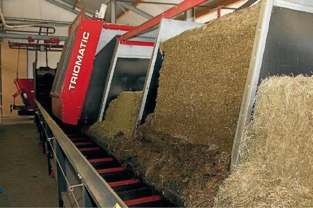 Triomatic-ruokintajärjestelmä koostuu rehujen varasto-osasta, leikkurista ja kiskoilla liikkuvasta apesekoittimesta. Kutakin rehukomponenttia ladataan vaunuun reseptin mukainen määrä. Makasiineissa olevat karkearehut leikataan kiskolla liikkuvalla leikkurilla. Karkearehu voi olla joko siilosta leikatussa kakussa tai kantti- tai pyöröpaalissa. Pyöröpaalirehun on kuitenkin oltava paalattu silppuavalla paalaimella.