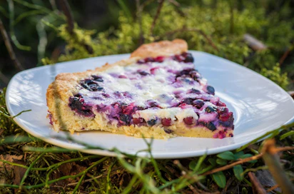 Tässä piirakassa on käytetty karpaloita ja mustikoita, mutta voit käyttää mitä tahansa marjoja.