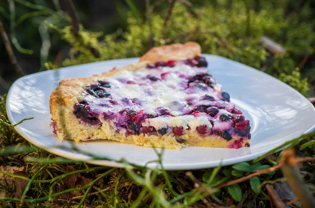 Tässä piirakassa on käytetty karpaloita ja mustikoita, mutta voit käyttää mitä tahansa marjoja.