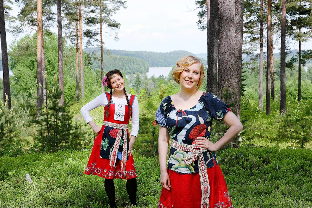 Pauliina Lerche ja Hannamari Vallila muodostavat Mimmien sisarusduon. ”On hienoa tehdä siskon kanssa töitä, koska siinä samalla näkee häntä. Elämä on aika kiireistä, joten muuten emme ehtisi olla paljoa tekemisissä toistemme kanssa", Pauliina Lerche kehuu.