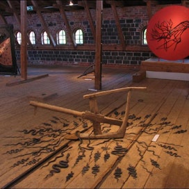 Minun Kalevalani -näyttelyssä kansalliseepos herää eloon. Etualalla Pertti Virran teos ”Kynti kyisen pellon”. PERTTU RISTA