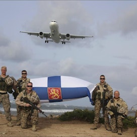 &amp;quot;Tervehdys kotimaa, Somalian suomalaiskouluttajat voivat ihan hyvin.&amp;quot; Arjen todellisuus on vähän muuta, mutta poseeraus Mogadishun ilmasiltaa saapuvan YK-koneen alla onnistui juttua varten. Haastattelussa sotilaat esiintyvät turvallisuussyistä nimettöminä. EUTM-Somalia