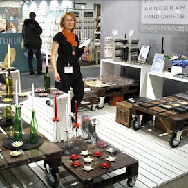 Pauliina Rundgren palkittiin Forma-messuilla vuoden 2011 parhaana tavarantoimittajana muun muassa hyvästä asiakasyhteistyöstä. Jaana Kankaanpää