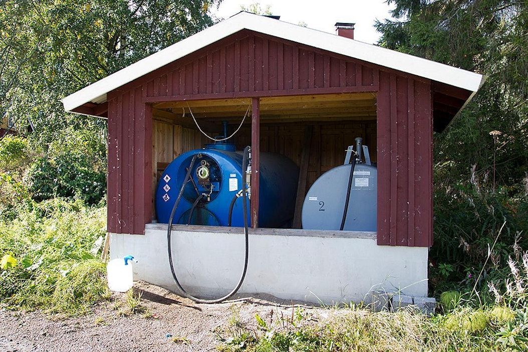 Katos ja valuma-allas lisäävät polttoöljyn varastoinnin turvallisuutta.