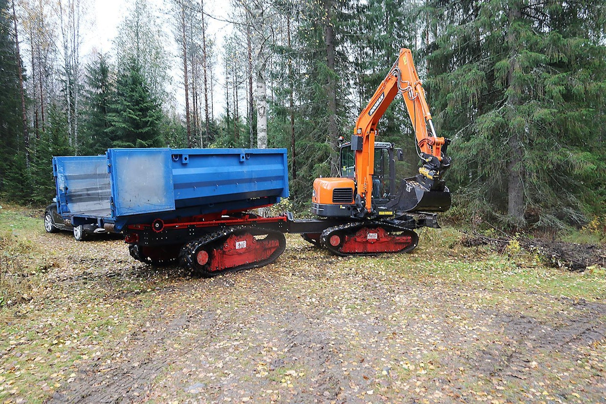 Motokon tyhjäpaino on 10 500 kiloa. Kuvan vaihtolava on olosuhteiden pakosta liian suuri. Jatkossa laidat tulevat olemaan 50 cm korkeat.