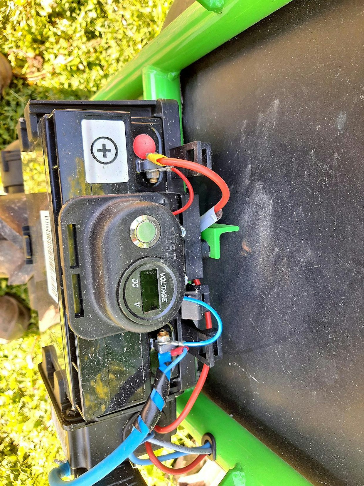 Panasonicin 12 V ja 22 Ah:n akku on suojassa lavan alla. Se ladataan tavallisella 12 V käynnistysakun laturilla, joka ei kuulu vakiovarustukseen. Valmistajan lupaus yli 4 h yhtäjaksoisesta käyttöajasta tai yli 10 km/h ajomatkasta on realistinen, koska akkua ei kokeilun aikana ladattu kuin muutaman kerran.