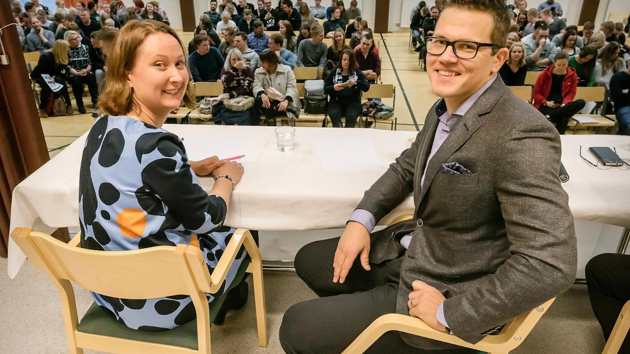 MTK:n lakimies Marica Twerin ja S-ryhmän tuoretuotteiden valikoimajohtaja Antti Oksa kävivät tiukkaa keskustelua elintarvikkeiden kauppatavoista Ilmajoella. Tauolla irtosivat hymytkin.
