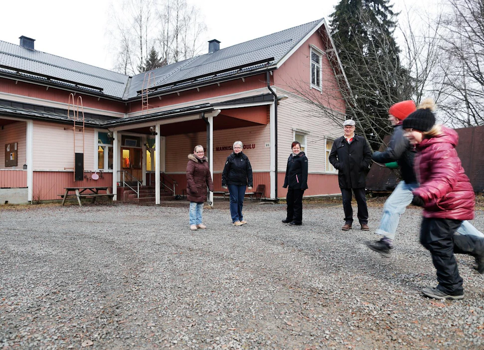 Otto Mannisen koulun kohtalo on tänä iltana jälleen kerran liipaisimella. Sirpa Sikanen (vas.), Erja Pauninsalo, Tarja Hokkanen ja Seppo Lappalainen taistelevat maaseutukoulun olemassaolosta.