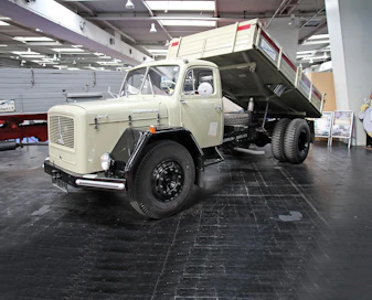 Magirus-Deutz lisäsi numeraaliseen mallitunnukseen planeettojen nimet – mallistossa on Mercur, Saturn, Uranus, Pluto ja kuvan Jupiter. Tämä 15,2 tonnin 195 K on vuodelta 1963 ja on varustettu Meillerin kippivarustuksella. Voimanlähteenä toimii Deutz F8L714A 12,667-litrainen V8 moottori, josta on 195 ja 200 hv tehoversiot.