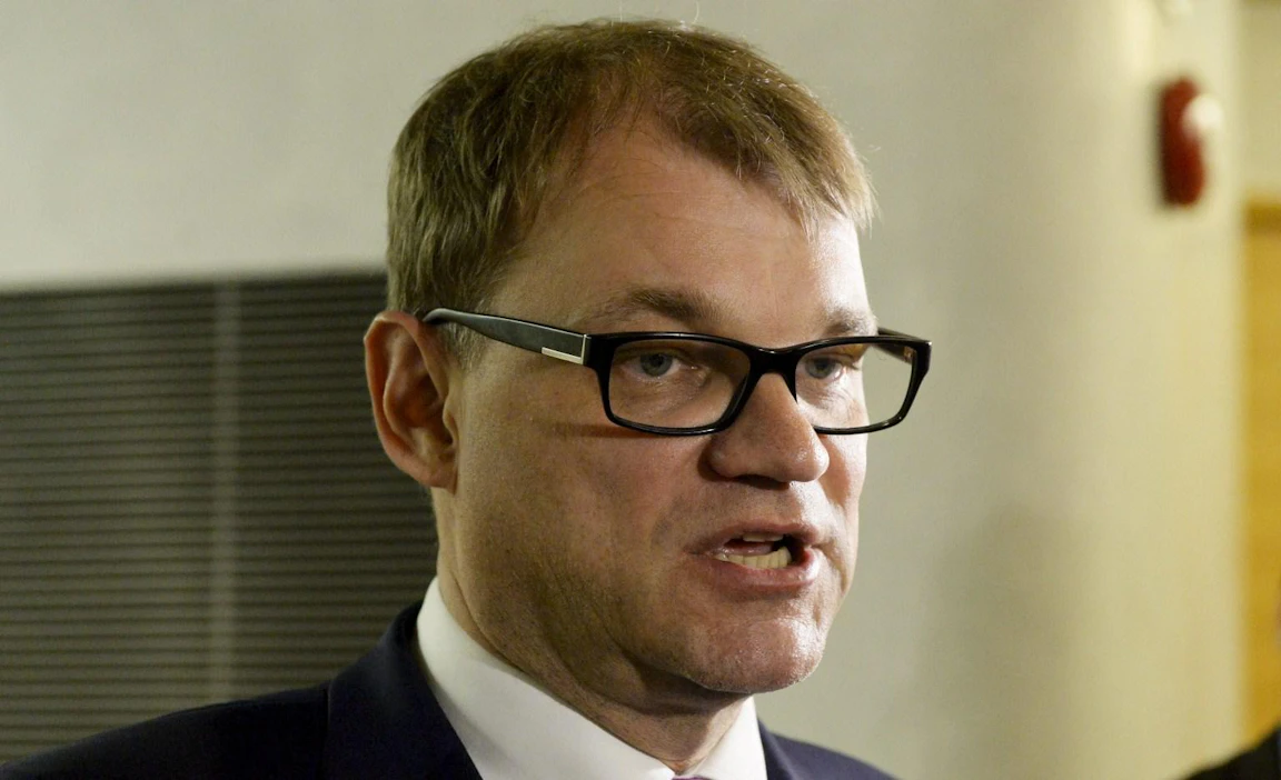 Pääministeri Juha Sipilän (kesk.) mukaan linjaus kertoo periaatteesta, että rusinoita ei voi poimia pullasta. LEHTIKUVA / VESA MOILANEN