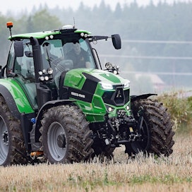 Deutz-Fahr 6215 Rcshift -traktorissa oli testiryhmän mukaan hyvä etu- ja takanäkyvyys.