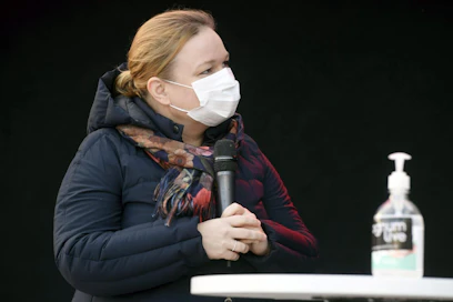 Kokoomus esitti Kiurulle epäluottamuslausetta perjantaina sanoen, etteivät suomalaiset voi luottaa häneen koronan hoidossa. LEHTIKUVA / HEIKKI SAUKKOMAA