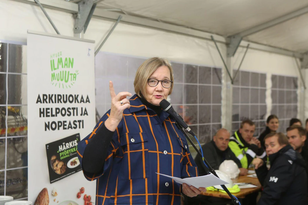 Verso Foodin hallituksen puheenjohtaja Leena Saarinen puhui eilen uuden tehtaan harjakaisissa Kauhavalla.